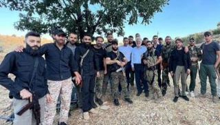  سفير العراق لدى لبنان برفقة عدد من المسلحين