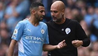 رياض محرز مع جوارديولا في مانشستر سيتي