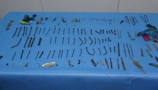 القطع المعدنية المستخرجة من بطن المريضة