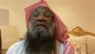 عادل الكلباني لأحد منتقديه: "يعني لبس البشت هو اللي يخدم الإسلام؟"