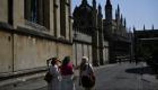 بريطانيا تسجل أعلى درجة حرارة على الإطلاق.. وإعلان "حالة طوارئ" (صور)