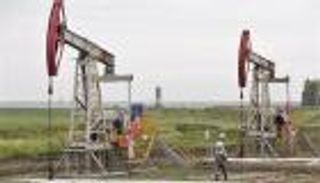 أسعار النفط تصعد بفعل مخاوف قلة الإمدادات وانخفاض الدولار