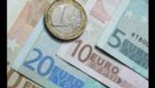 اليورو يرتفع قليلا أمام الدولار.. هل ينقذ المركزي الأوروبي عملته الموحدة؟