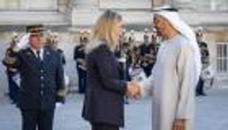 بالصور.. محمد بن زايد يزور مقر البرلمان الفرنسي
