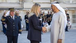 وصول الشيخ محمد بن زايد آل نهيان إلى مقر البرلمان الفرنسي