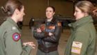 أماندا لي.. أول امرأة تقود مقاتلة في استعراضات البحرية الأمريكية