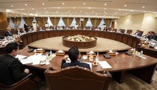 رئيس البرلمان في اجتماع مع القوى السياسية