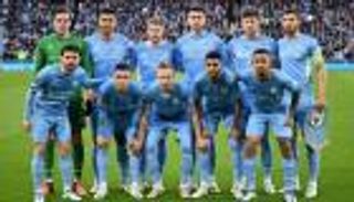 عمره 52 عاما.. مانشستر سيتي يطارد حلم دوري أبطال أوروبا بقميص جديد