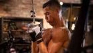 بعيدا عن النظام الغذائي.. عادة صادمة تحفظ شباب كريستيانو رونالدو