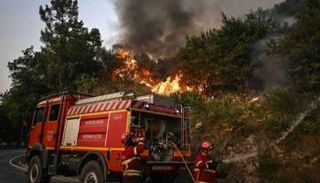 رجال الإطفاء يجاهدون لمحاصرة النيران