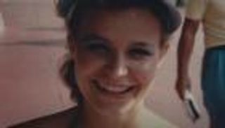 وثائقي "الفتاة في الصورة".. حادث سيارة يفضح عقودا من الرعب