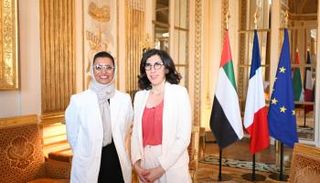 نورة بنت محمد الكعبي (يسار) ووزيرة الثقافة الفرنسية ريما عبدالملك
