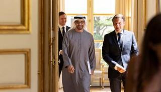 الشيخ محمد بن زايد آل نهيان وإيمانويل ماكرون بقصر فرساي