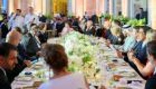 ماكرون يستذكر زيارة الشيخ زايد قبل 30 عاما ويشيد بقوة العلاقة مع الإمارات