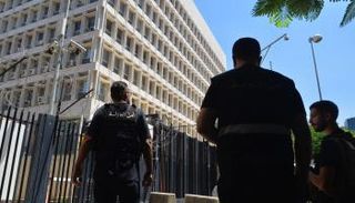 عناصر من أمن الدولة اللبناني أمام المصرف المركزي اللبناني.