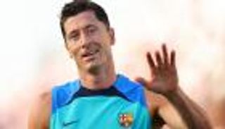 صفقات برشلونة.. مدرب الطوارئ يكشف أهمية ليفاندوفسكي ورافينيا