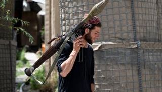 عنصر من طالبان يحمل قذيفة صاروخية (أ ف ب)