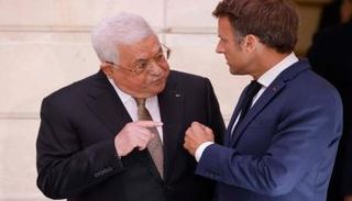 محمود عباس وإيمانويل ماكرون (أ ف ب)