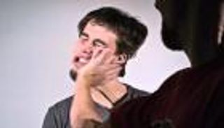 "صفعة أسطورية".. جزائري يصنع الحدث بحادثة غريبة