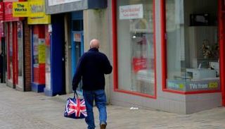 مواطن بريطاني يحمل حقيبة مشتريات
