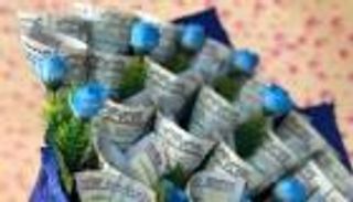 باقات زهور من الدولارات.. هدية فرضها الواقع اللبناني (خاص)