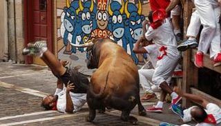 الركض مع الثيران تقليد إسباني قديم 