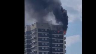 النيران اشتعلت في الطوابق العليا من البرج