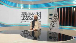 مذيع في التلفزيون الأفغاني