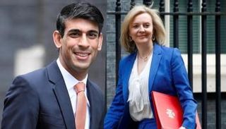 من اليمين وزيرة الخارجية تراس ووزير المالية السابق سوناك 