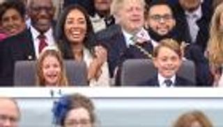 ببراءة الأطفال.. الأميرة شارلوت توقف شقيقها عند حده