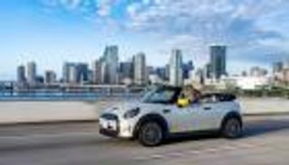 شاهد نسخة فريدة لميني كابورليه كهربائية من بي إم دبليو (فيديو)