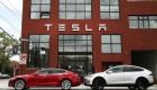 إيلون ماسك يبيع بيتكوين بـ"خسارة" ويحتفظ بعملة "كلابية".. ما القصة؟