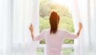 فتح النوافذ أم غلقها.. أيهما أفضل للحفاظ على برودة المنزل؟