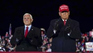 الرئيس السابق ترامب ونائبه بنس فى صورة أرشيفية