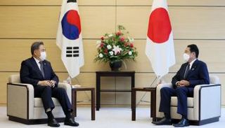 رئيس وزراء اليابان في لقاء سابق مع وزير خارجية كوريا الشمالية
