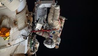 رائد فضاء على سطح مركبته