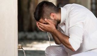 شاب يتوضأ للصلاة