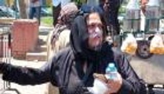 نهلة سلامة تودع والدتها في غياب نجوم الفن.. حزن وانهيار (صور)