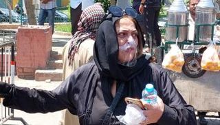 الفنانة نهلة سلامة في جنازة والدتها