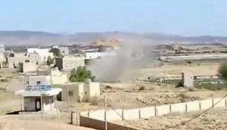 جانب من قصف الحوثي لبلدة 
