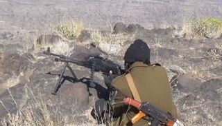 جندي للجيش اليمني خلال صد هجوم حوثي- أرشيفية