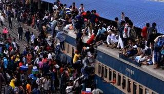 السفر فوق القطارات ممارسة شائعة في بنجلاديش