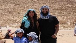جون ليجند وأسرته أمام أحد أهرامات الجيزة