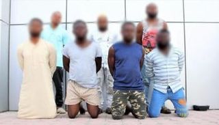 المتهمون بعد القبض عليهم