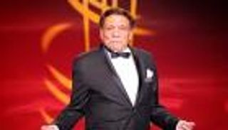 عادل إمام يغيب عن حفل زفاف ابنة شقيقه.. ما السر؟