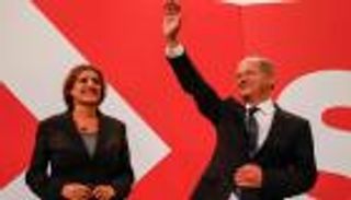 أوراق "السبع" في القمامة.. ماذا فعل شولتز؟