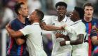 ريال مدريد ضد برشلونة.. قصة وشم بـ "العربية" على ذراع بوسكيتس (صورة)