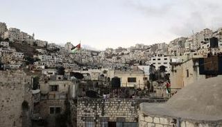 علم فلسطيني في قلب نابلس بعد اشتباكات بين فلسطينيين وقوات إسرائيلية