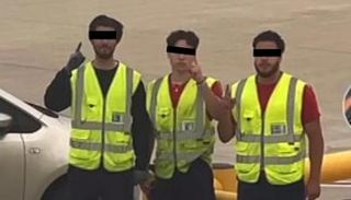الشبان الثلاثة والإشارة التي فجرت القضية