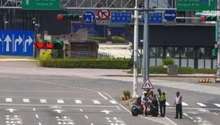 شارع شبه خالي في العاصمة التايوانية تايبه 